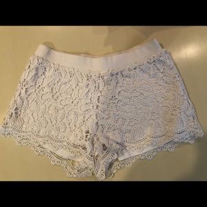 Lilly Pulitzer lace shorts size small.